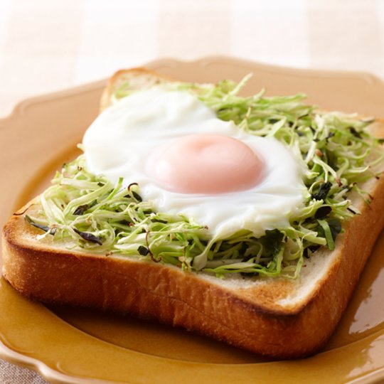 ひじきわかめキャベツの目玉焼きトーストの写真