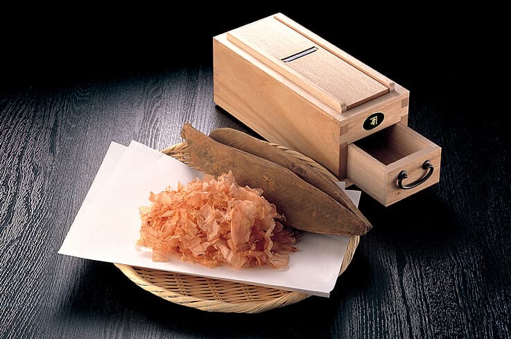 職人の技が守り続ける、至高のうま味「本枯鰹節」｜株式会社にんべん