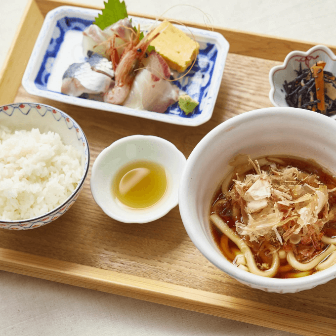 お刺身定食 (本枯鰹節のせうどん付き)
