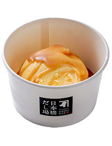 つゆの素キャラメルソースがけアイスクリーム