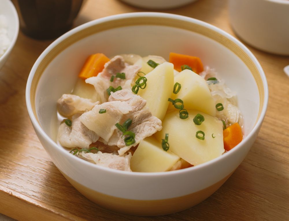 2026_0601_一汁三菜膳：肉_白だし仕立ての肉じゃが.jpg