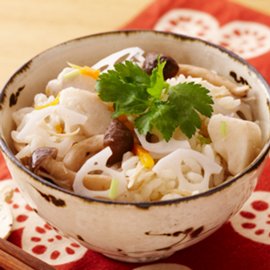 秋の味覚たっぷり炊き込みご飯（白だし使用）の写真