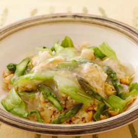 アスパラガスとレタスのあんかけチャーハン（白だし使用）の写真
