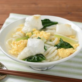 おもちと小松菜の玉子とじうどん（白だし使用）の写真