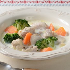 鶏肉とブロッコリーのミルク煮（白だし使用）の写真