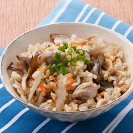 鶏肉とまいたけの炊き込みご飯（つゆの素使用）の写真