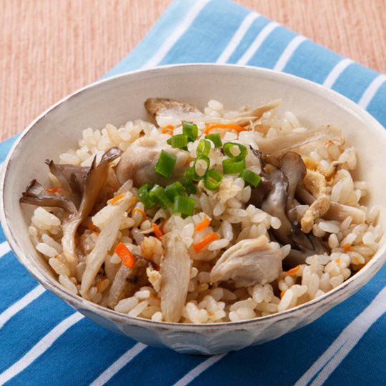 鶏肉とまいたけの炊き込みご飯(つゆの素使用)の写真