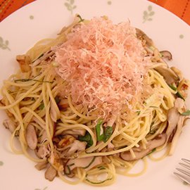 きのことくるみの和風スパゲティ（つゆの素使用）の写真