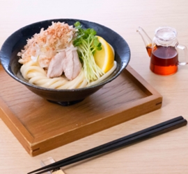 たっぷり鰹節と鶏の混ぜうどん（つゆの素使用）の写真