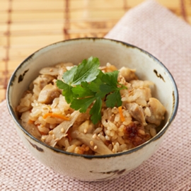 炊飯器で作る鶏ごぼうごはん（濃い味だし使用）の写真