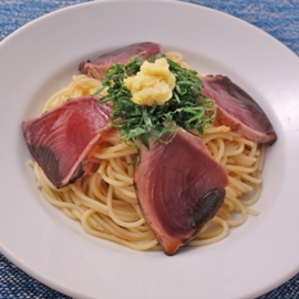 鰹のたたきの冷製パスタ（濃い味だし使用）の写真