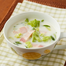 キャベツとベーコンのミルクスープ（濃い味だし使用）の写真