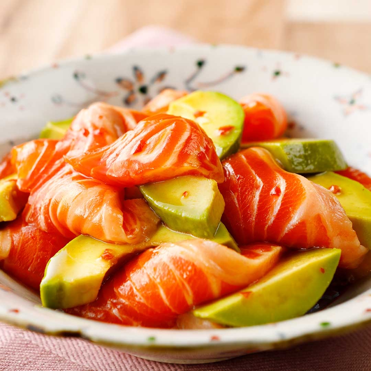 サーモンとアボカドのピリ辛めんつゆマリネ｜レシピ｜株式会社にんべん