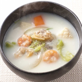 牛乳仕立ての魚介スープの写真