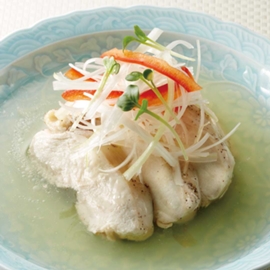 蒸し鶏のだし餡かけ 香味野菜のせの写真