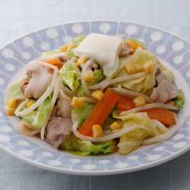 たっぷり野菜の味噌バター炒め（つゆの素使用）の写真