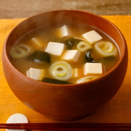 豆腐とわかめの味噌汁の写真