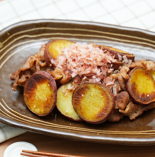 かつお節香るさつまいものピリ辛炒め(つゆの素使用)の写真