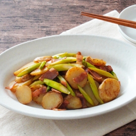 アスパラと新じゃがのつゆマヨ炒めの写真