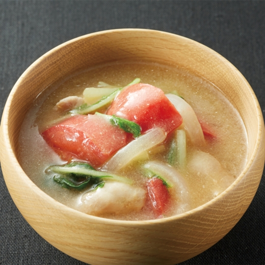鶏肉とトマトのお味噌汁の写真