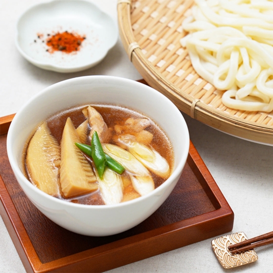 春感じる鶏と筍のだしうどんの写真