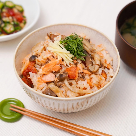 秋を味わう、鮭ときのこの混ぜご飯（つゆの素使用）の写真